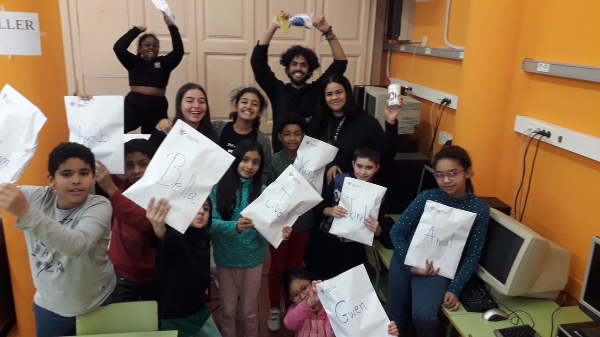 secretariat_shb's tweet image. Busquem persones voluntàries que ajudin alumnes de primària i secundària a l’hora de fer deures, estudiar i reforçar la lectura: estudiants, persones que hagin estat vinculades a l’educació, persones jubilades i gent amb ganes d’ensenyar i d’aprendre. 
➡️ bit.ly/2kjOsvU