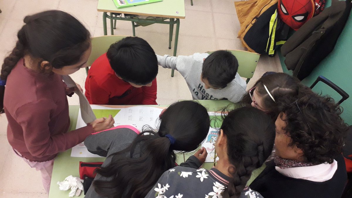 secretariat_shb's tweet image. Busquem persones voluntàries que ajudin alumnes de primària i secundària a l’hora de fer deures, estudiar i reforçar la lectura: estudiants, persones que hagin estat vinculades a l’educació, persones jubilades i gent amb ganes d’ensenyar i d’aprendre. 
➡️ bit.ly/2kjOsvU