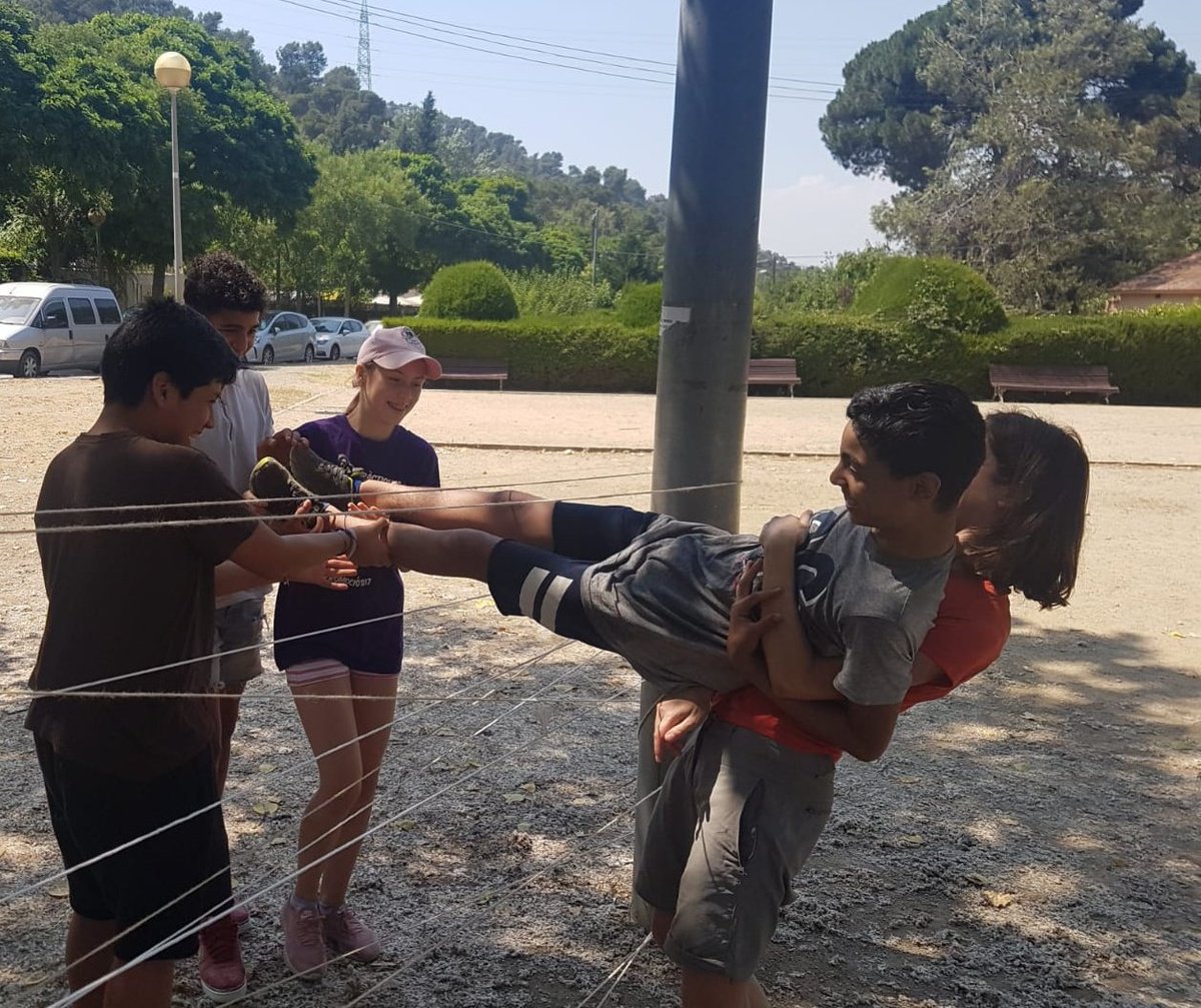 secretariat_shb's tweet image. Busquem persones voluntàries que ajudin alumnes de primària i secundària a l’hora de fer deures, estudiar i reforçar la lectura: estudiants, persones que hagin estat vinculades a l’educació, persones jubilades i gent amb ganes d’ensenyar i d’aprendre. 
➡️ bit.ly/2kjOsvU