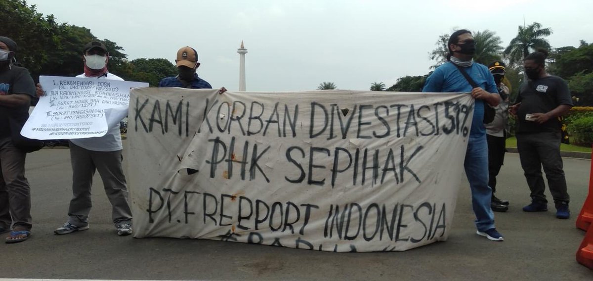 VeronicaKoman's tweet photo. Freeport in West Papua arbitrarily sacked 8300 workers in 2017. President Jokowi promised to solve this during a meeting with the workers on 13 February 2019.

81 workers have died since that meeting. Today, they continue to demand Jokowi to fulfill his promises. https://t.co/zLdsITTwS7