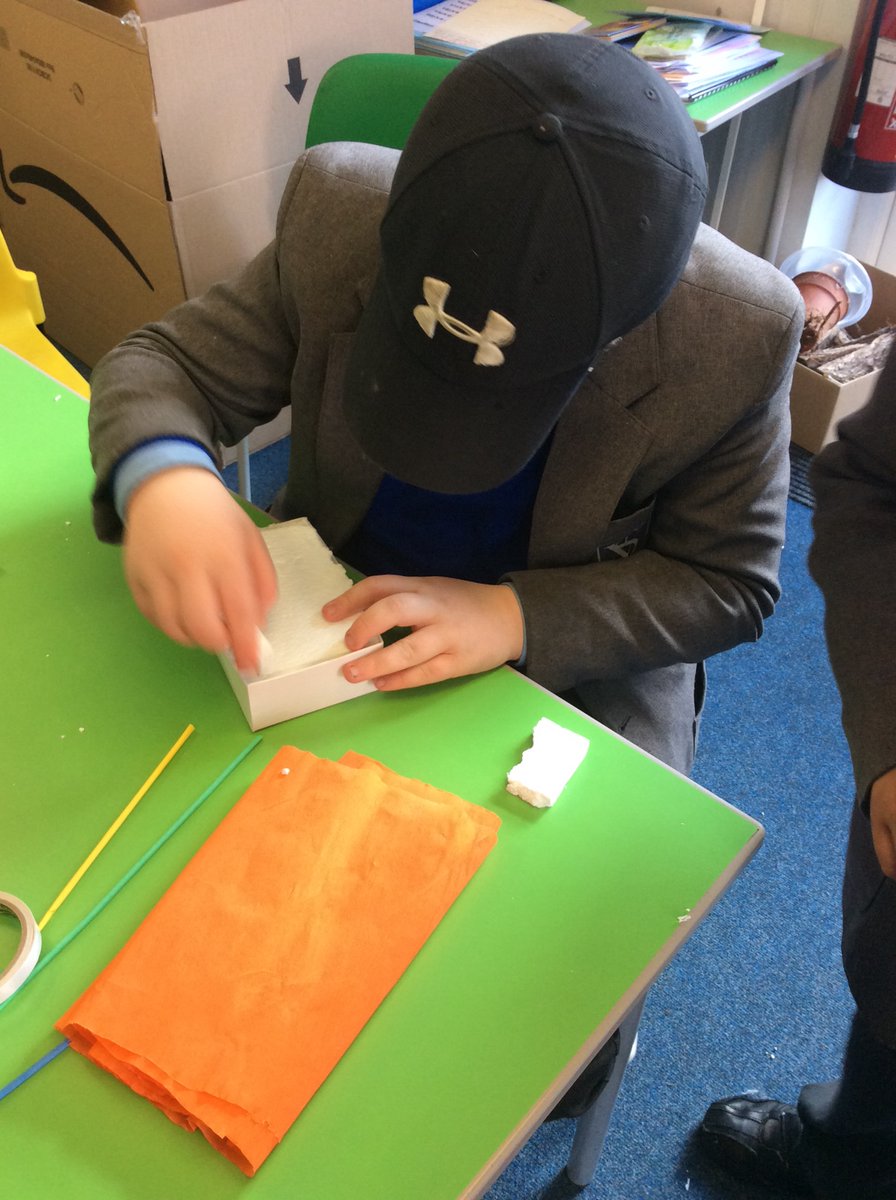 StVincentsL12's tweet image. We have had great fun celebrating #BritishScienceWeek2021 with the whole school participating in some challenges. Challenge 1 was the egg drop challenge