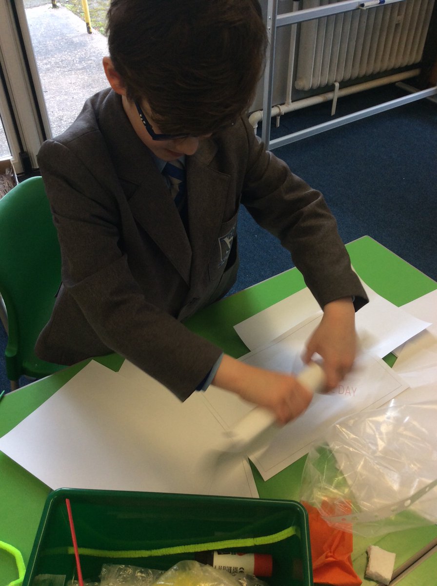 StVincentsL12's tweet image. We have had great fun celebrating #BritishScienceWeek2021 with the whole school participating in some challenges. Challenge 1 was the egg drop challenge
