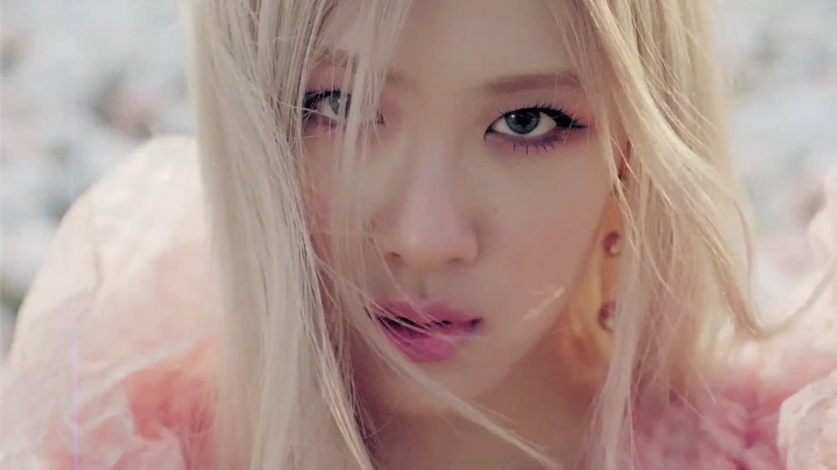 HITOU! O novo single solo da Rosé, #OnTheGround, atingiu o topo do ITunes US!
