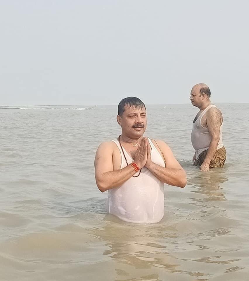 PNPathakBJP's tweet photo. सारे तीर्थ बार बार गंगा सागर एक बार ।
#Gangasagar 
गंगासागर में वरिष्ठ सांसद मा० निशिकांत दुबे  जी @nishikant_dubey व मान सिंह गोस्वामी जी के साथ गंगा सागर में स्नान किया गया। #Mahashivratri #BengalElections2021 https://t.co/E9TXcUqvhC