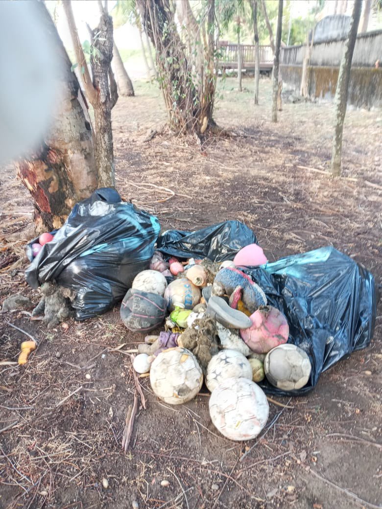 AlvaroAlvaradoC's tweet photo. Periódicamente voluntarios del movimiento Mi Mar y de otros grupos conservacionistas hacen limpieza en este lugar un en muchos otros sitios, pero la gente no le importa con nada y siguen tirando basura a las calles. https://t.co/q4hWpO9M8s