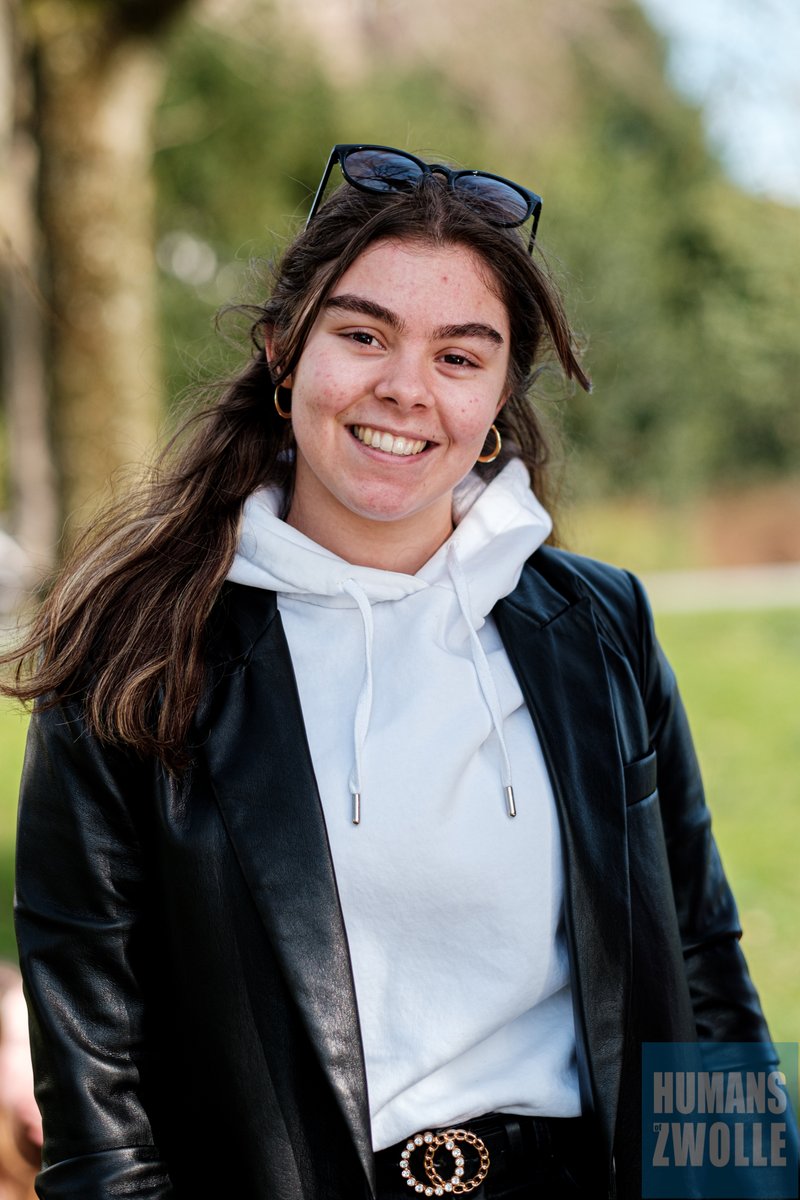 HumansOfZwolle's tweet photo. “Ik ben in de stad om mijn vriendin Rhona te verrassen voor haar 19e verjaardag. Wat ik in het dagelijks leven doe? Ik heb nu een tussenjaar. Ik deed European Studies omdat ik dacht dat ik me dan onder andere kon verdiepen in.... 
Lees verder op Facebook: https://t.co/QxkVSnsvvm https://t.co/BQDrJlrLTK