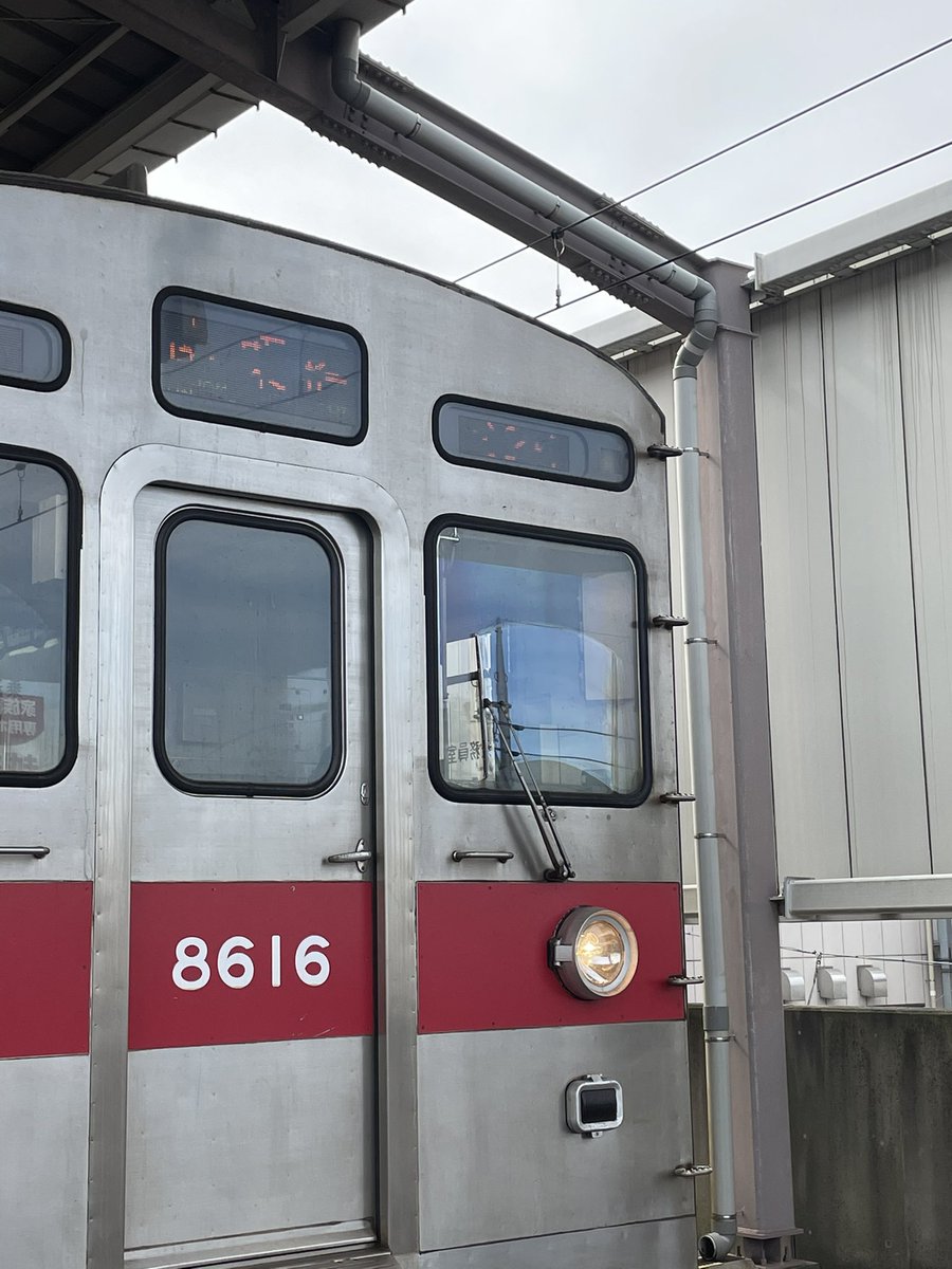 U52A_senko's tweet photo. そして個人的には先週土曜日が最後の別れとなった8616fの廃車回送が今日施工されましたね。側面フルカラーLED、そして原型が消滅。馴染みある顔がどんどん減っていく…今までお疲れ様でした!ありがとう8616f!
#東急8500系
#8616f
#田園都市線
#廃車回送 https://t.co/hfFAQtNPUJ