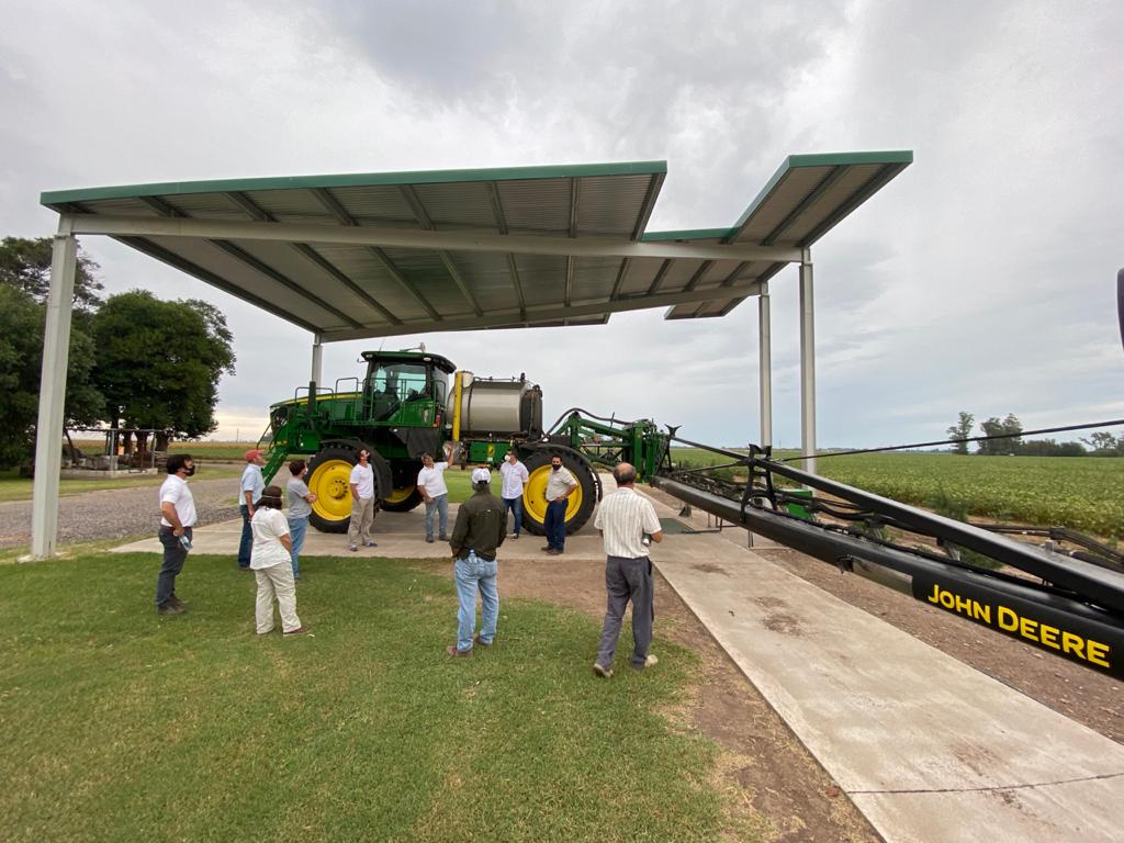 Gervasiovaresi1's tweet photo. Muy interesante recorrida con distribuidor y productores del oeste de BsAs por el campo de @BFF_Agric_Testa, muchas gracias Carlos y Marcelo por recibirnos. #buenaspracticasagricolas, #phytobac. @Bayer4CropsAR @DekalbArgentina, @Fullagrosrl https://t.co/UaLw1d1OTP