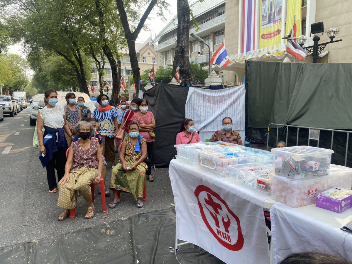 PMCforthemasses's tweet image. วันนี้ พมช ได้เข้าไปดูแลมวลชนเกษตรกร ซักประวัติ วัดความดัน ตรวจน้ำตาล และมอบยาสามัญ,อาหารบางส่วนแล้วค่ะ #ม็อบเกษตรกร #พมช #ปัญญาของแผ่นดินจะไม่ละทิ้งประชาชน