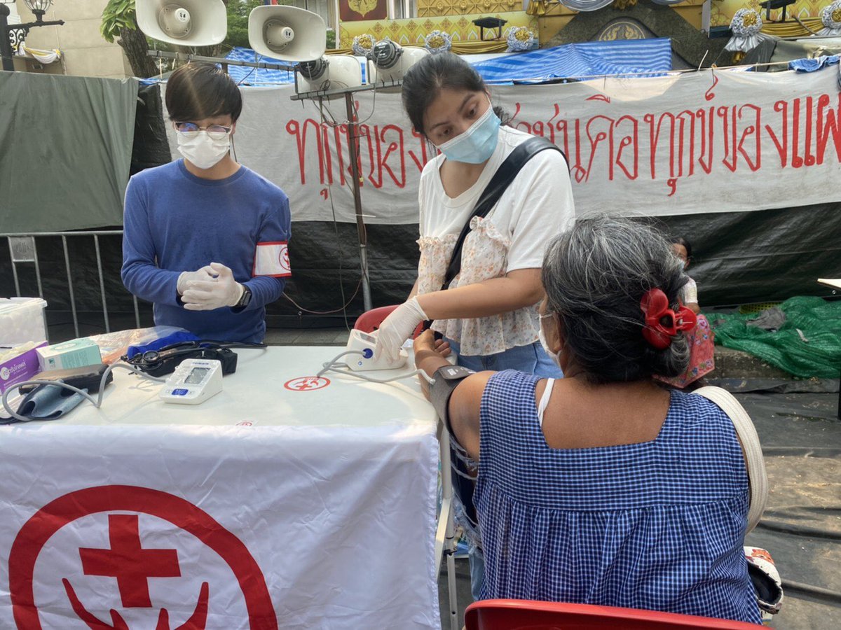 PMCforthemasses's tweet image. วันนี้ พมช ได้เข้าไปดูแลมวลชนเกษตรกร ซักประวัติ วัดความดัน ตรวจน้ำตาล และมอบยาสามัญ,อาหารบางส่วนแล้วค่ะ #ม็อบเกษตรกร #พมช #ปัญญาของแผ่นดินจะไม่ละทิ้งประชาชน