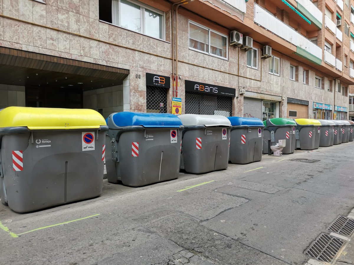 Neus54460379's tweet photo. Sort que hem anat protestant, senyor García Albiol, aquest matí ens han posat més contenidors i ara davant la porta casa. No hi ha vergonya! https://t.co/vculDjX63M