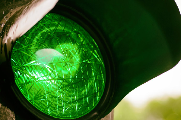 🚦🚑De komende paar jaar gaan #ambulances veiliger op weg want er komen minimaal 1000 slimme #verkeerslichten bij naast de al bestaande 800. De ambulancesector is de eerste hulpdienst die hier landelijk gebruik van gaat maken. Lees hier meer: bit.ly/3qBt9lj