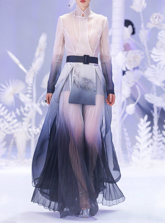 couturegalaxy's tweet photo. heaven gaia a/w 2020 “RUO SHUI” fashion show https://t.co/47ZOyUbAvv