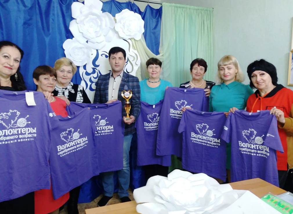 08.03.2021 г. в праздничный день участникам кружка «Серебряный возраст» м.р. Похвистневский (с.п. Подбельск),  в торжественной обстановке были вручены  новые красивые футболки, браслеты и билеты на ближайшую поездку в Самарский Океанариум, а также  подарки, цветы и поздравления.