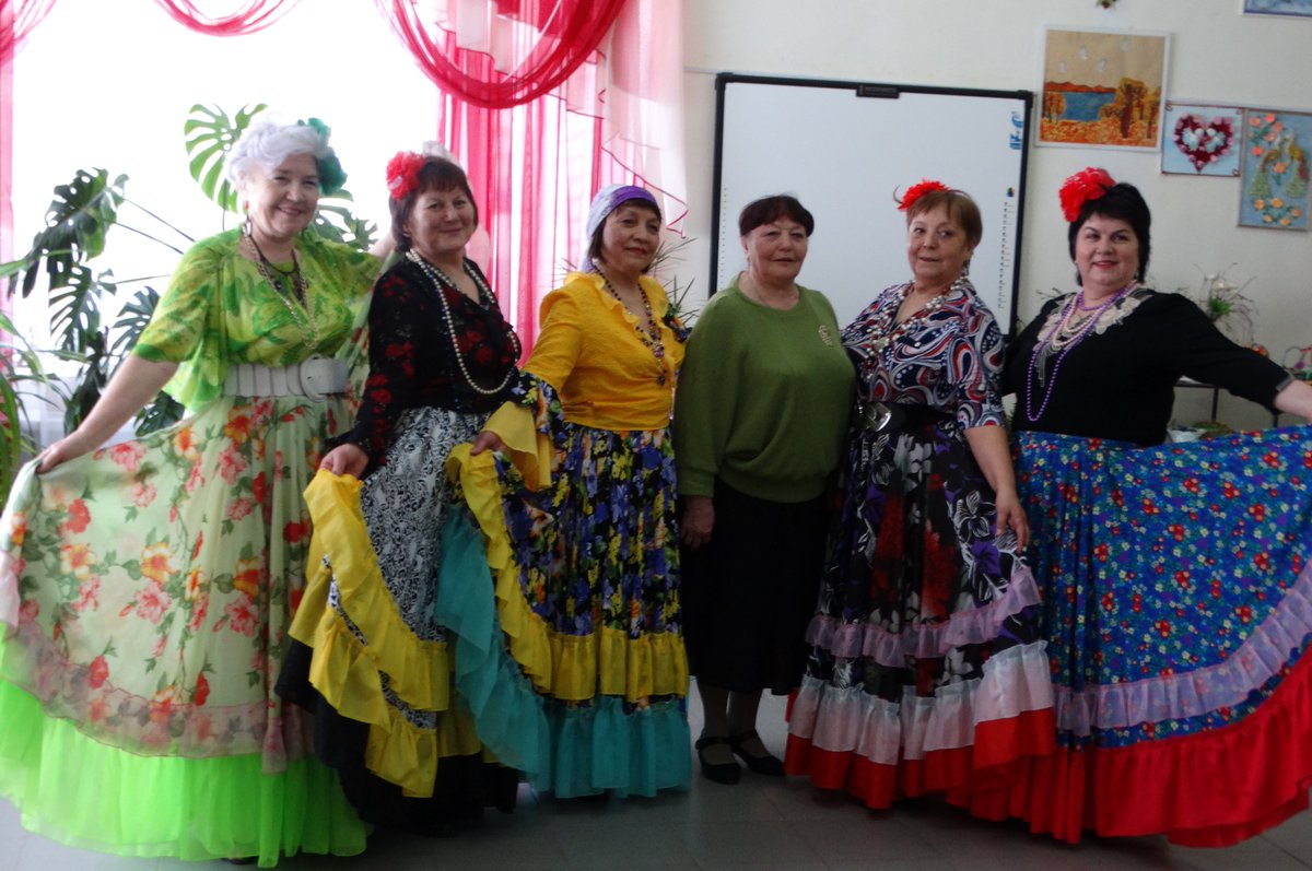 2. На масленичной недели прошла встреча в отделении социальной реабилитации с.Исаклы с районным Советом ветеранов « Разгуляй широкая масленица». Волик Е.И. поздравила танцевальный кружок «Исаклиночка» с широкой масленицей, пожелала всем здоровья, оптимизма, энергии и  счастья.