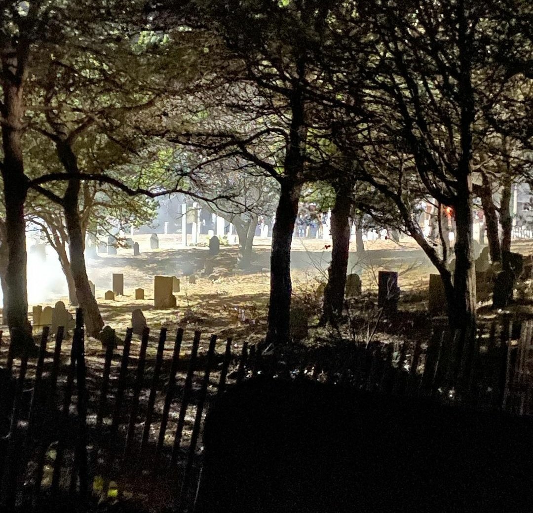 AHS___Spain's tweet photo. Rodaje de #AHS10 en el cementerio y alrededores. 

El personaje de Macaulay Culkin huía del cementerio corriendo. https://t.co/CxOk4N9p0O