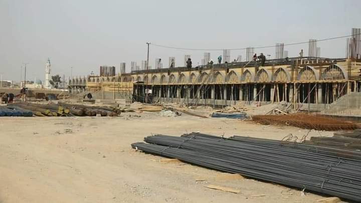 استمرار العمل في انشاء جامع الدولة الكبير في مدينة #الفلوجة، اذ يُعد اكبر جامع في العراق وتم انشاء الجامع وفق التصاميم التركية التراثية، وبسعة عشرة آلاف مصلي، ليكون واجهة حضارية تليق بإسم "ام المساجد"، وتم وصول نسبة إنجاز المشروع إلى 30%