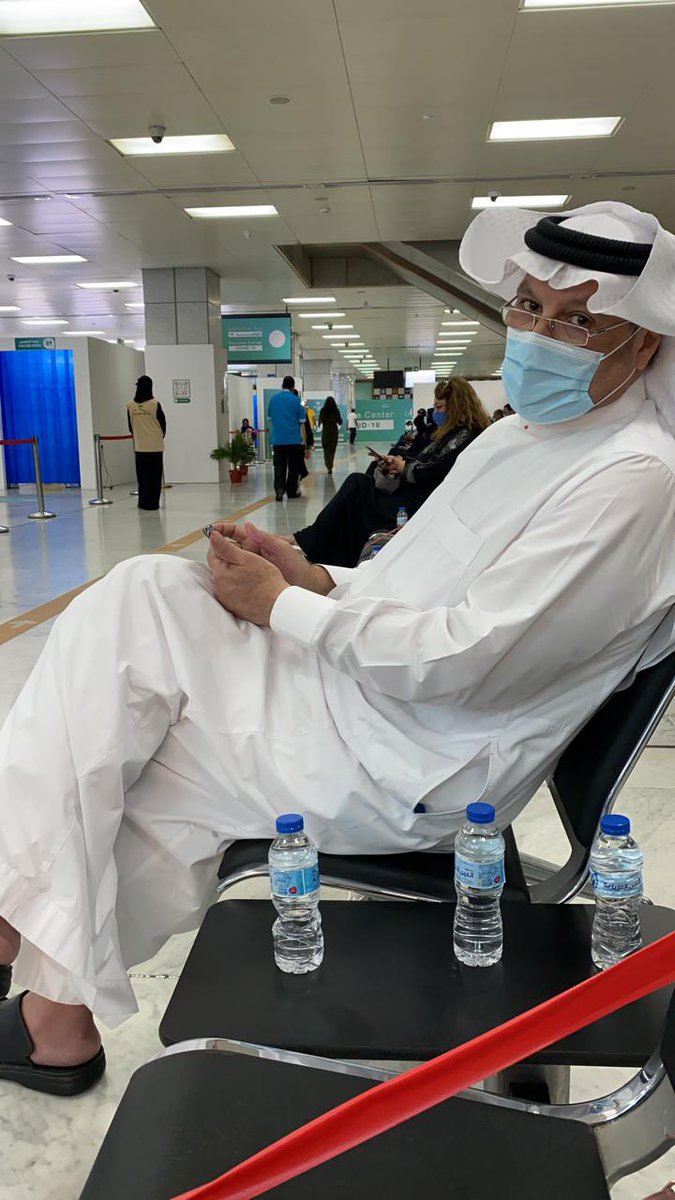 OsamaNugali's tweet photo. ابنتي بلقيس التقطت لي الصورة لطمأنة جروب العائلة على حصولي للجرعة الثانية اليوم ولله الحمد .. وأنا بدوري أشكركم معالي الوزير و #شكراً_أبطال_الصحة  #شكراً #وطني #وطني_حبيبي #السعودية https://t.co/rBLCQBmnti