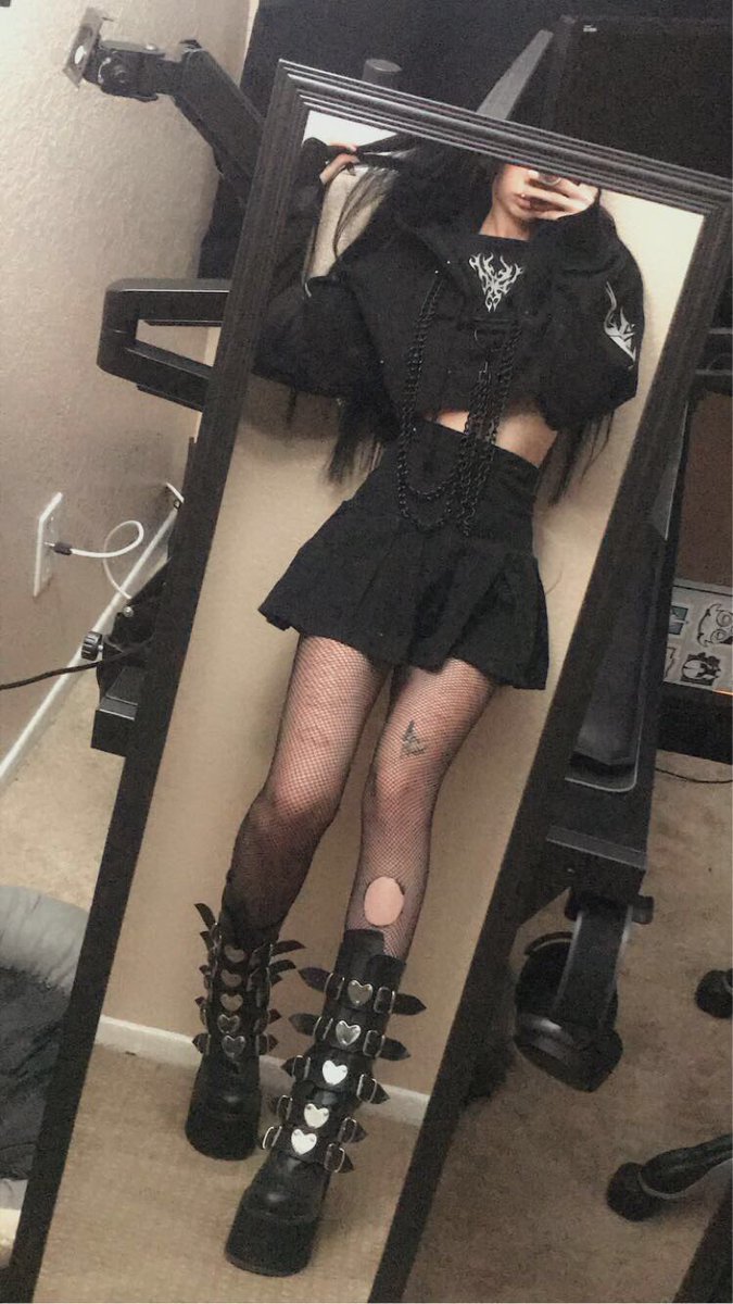 coffeeandcodine's tweet photo. bye i finally look skinny in a picture after months of going in and out of binging https://t.co/kWcs7jU3p9