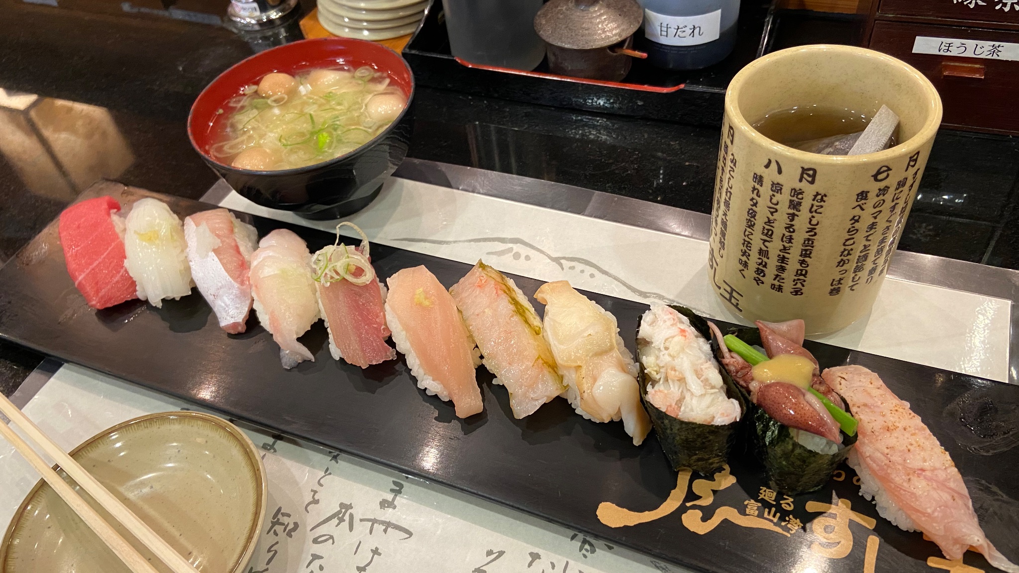 Marine 金沢駅 廻る富山湾すし玉 近江町市場のお寿司屋さん どこも結構混んでいて女1人だと入りづらくて またこちらに来てしまった 板さんがスゴく優しいんです 平日は海老頭のお味噌汁サービスです 美味すぎ 金沢 寿司 廻る富山湾すし玉