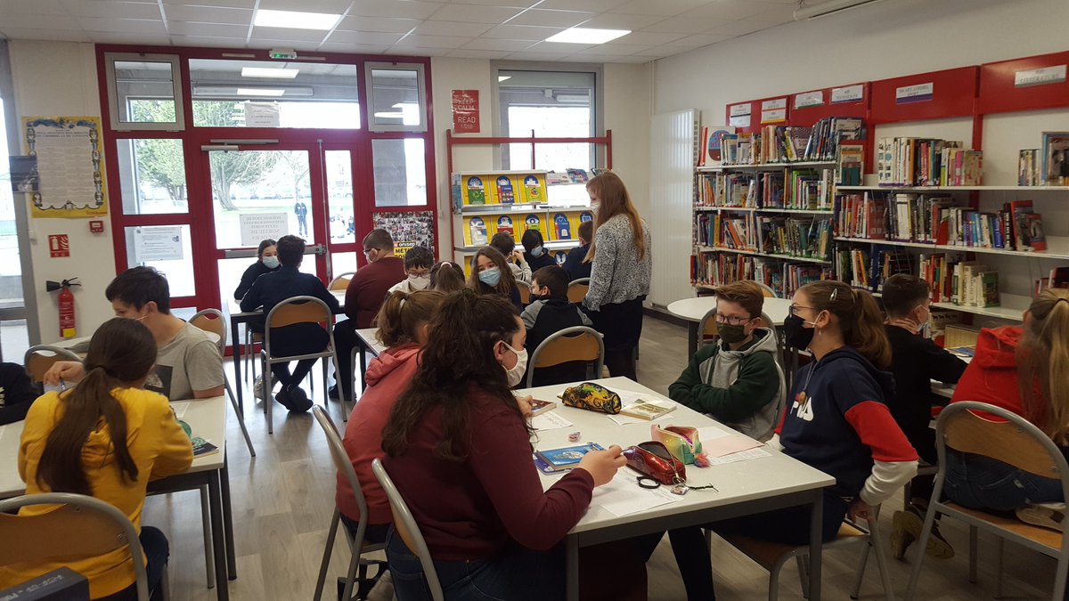 CDIBalzac61's tweet photo. #speedbooking pour les 5èmes B&amp;F de Madame Pellier autour du thème de la #différence. Qui sera le plus convaincant auprès de ses camarades ? Objectif : déclencher un coup de coeur !  
#lecture https://t.co/gDSdpbdQMp