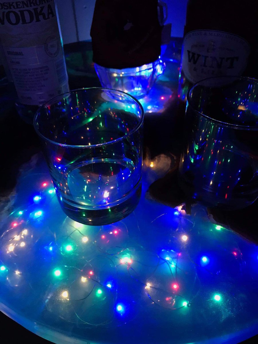 Malc_Poole's tweet image. Happy to finally get this #DrinksTable finished (legs TBC)  #EpoxyResin #Olive #olivewood #ledlighting #wine #winetime #BespokeGifts 
Not an #NFT Maybe a $Btc $Eth versión coming next ....