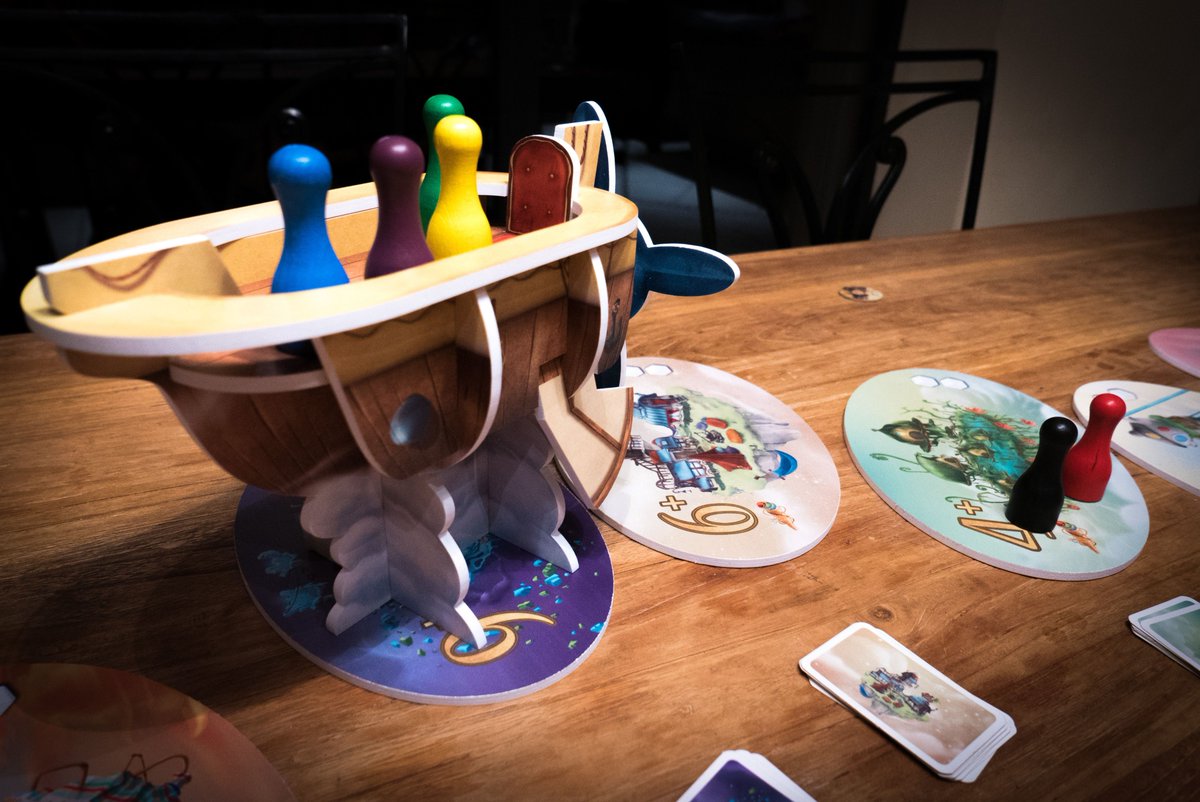 Vuelve CELESTIA
A finales de mayo volverá a estar disponible uno de los juegos de mayor éxito de nuestro catálogo:
Celestia, un juego para todos los públicos, de fácil aprendizaje, que nos lleva a abordar un barco con un equipo de aventureros para realizar muchos viajes.