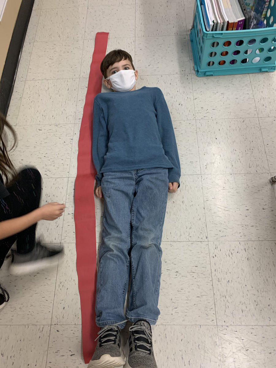 SDStephens05's tweet image. Reading measurement is just another form of literacy. @sareeeeee_’s class @AlvaradoSouth was busy measuring &amp;amp; reading each other’s height. #mathliteracy #AlvaradoExcellence #AlvaradoReads