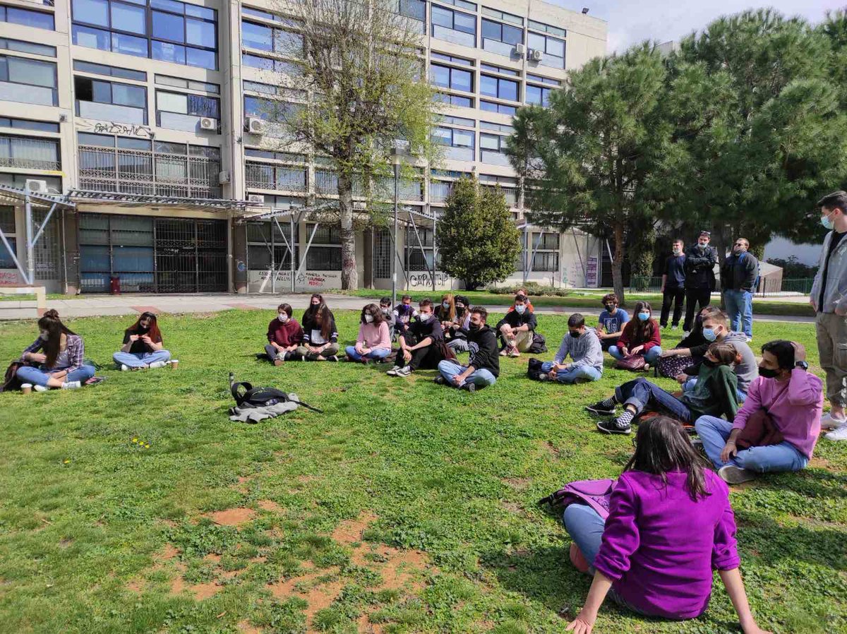 red_salute's tweet image. Οι φοιτητές της νομικής απαντάνε στην καταστολή ! Κάνουν το πρώτο δια ζώσης μάθημα στη σχολή τους ! Γύρω γύρω ζωσμένοι από ΜΑΤ . Ο κόσμος μας κ ο κόσμος σας απέχουν αβυσσαλέα !#BoycottGreekMedia #Βουλή #foitites_ksana #μμε_ξεφτιλες #ΑΠΘ