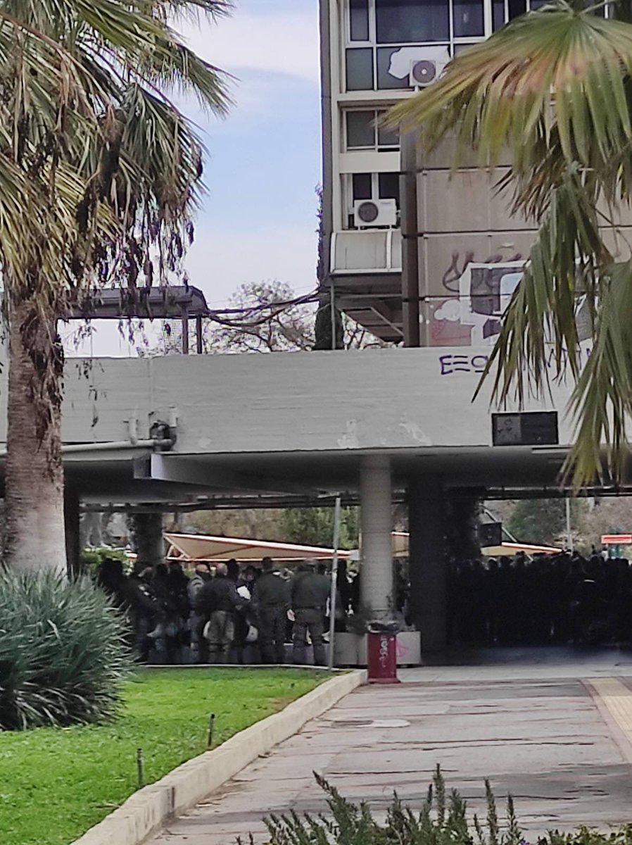 red_salute's tweet image. Οι φοιτητές της νομικής απαντάνε στην καταστολή ! Κάνουν το πρώτο δια ζώσης μάθημα στη σχολή τους ! Γύρω γύρω ζωσμένοι από ΜΑΤ . Ο κόσμος μας κ ο κόσμος σας απέχουν αβυσσαλέα !#BoycottGreekMedia #Βουλή #foitites_ksana #μμε_ξεφτιλες #ΑΠΘ