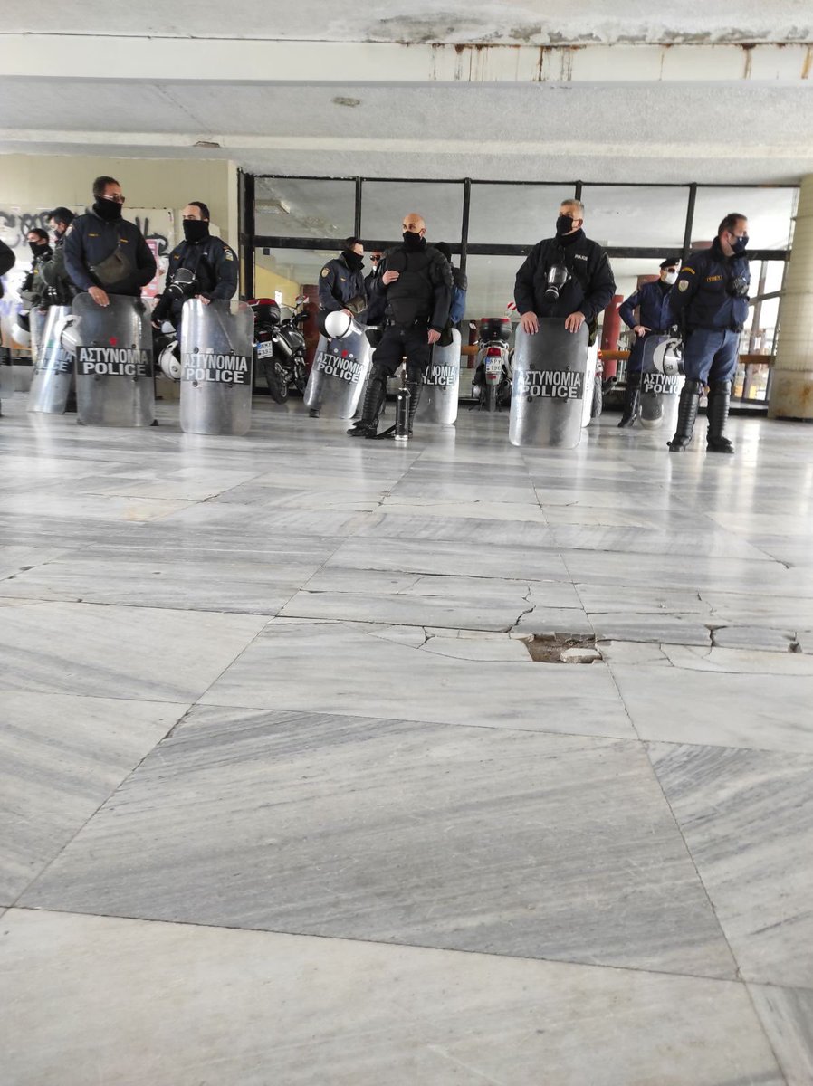 red_salute's tweet image. Οι φοιτητές της νομικής απαντάνε στην καταστολή ! Κάνουν το πρώτο δια ζώσης μάθημα στη σχολή τους ! Γύρω γύρω ζωσμένοι από ΜΑΤ . Ο κόσμος μας κ ο κόσμος σας απέχουν αβυσσαλέα !#BoycottGreekMedia #Βουλή #foitites_ksana #μμε_ξεφτιλες #ΑΠΘ