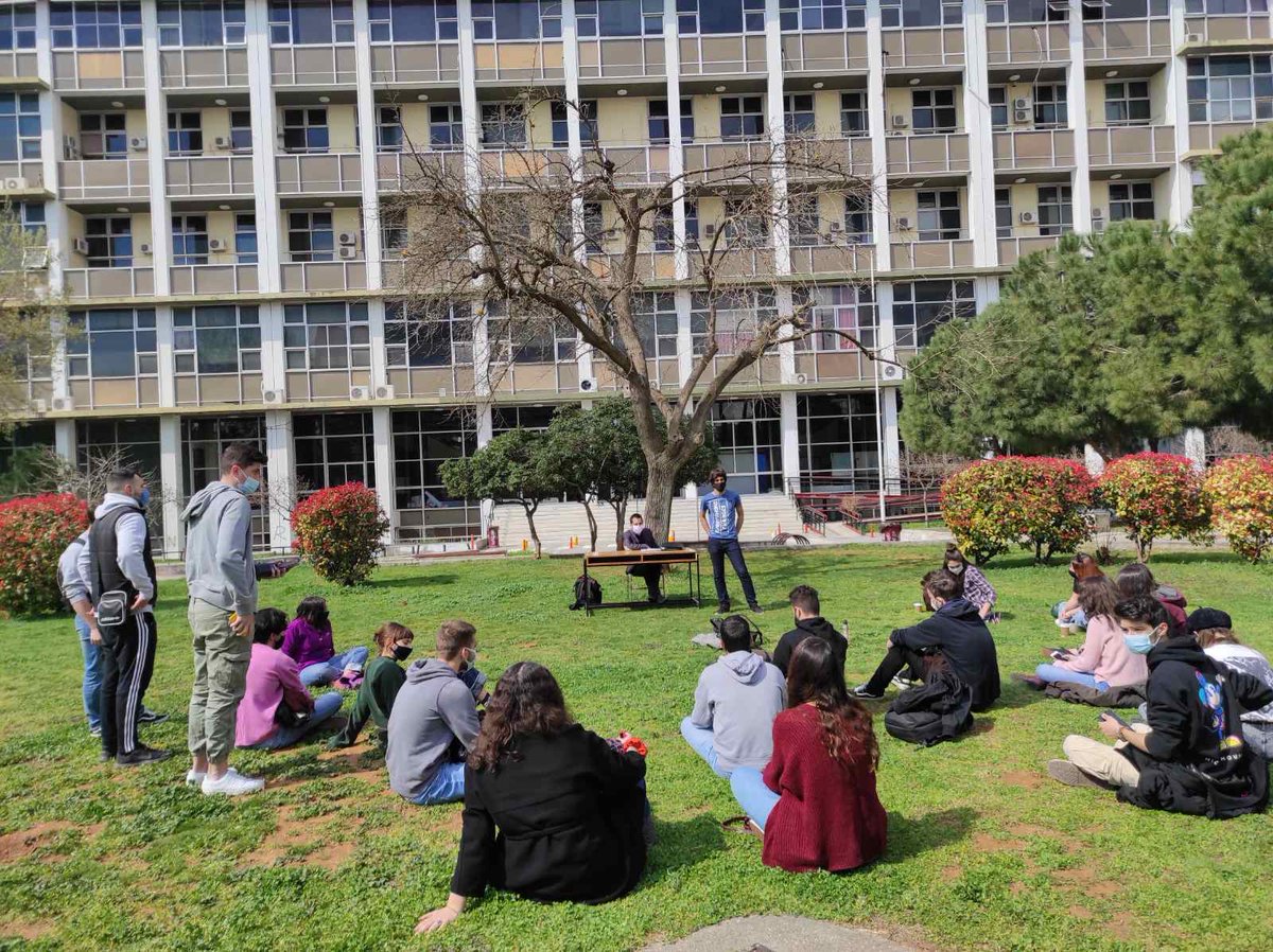 red_salute's tweet image. Οι φοιτητές της νομικής απαντάνε στην καταστολή ! Κάνουν το πρώτο δια ζώσης μάθημα στη σχολή τους ! Γύρω γύρω ζωσμένοι από ΜΑΤ . Ο κόσμος μας κ ο κόσμος σας απέχουν αβυσσαλέα !#BoycottGreekMedia #Βουλή #foitites_ksana #μμε_ξεφτιλες #ΑΠΘ