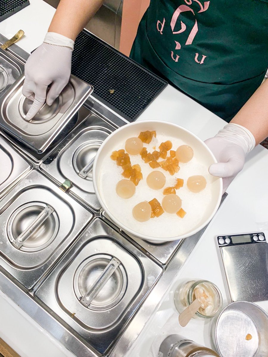 ชอบร้านนี้มาก ร้าน ดุ๊ Duu(มาจากคำว่า กินดุ๊นั่นแหละ) ว่าชื่อพีคแล้ว เมนูต่างๆนางจะใส่น้ำตาลโตนดที่ส่งตรงจากเพชรบุรีอีก เป็นของหวานไทยที่โมเดิร์น ชา/แฟตาลโตนดคืออร่อยมาก! นี่ยังไม่รวมทาร์ตไข่กับพานาค็อตต้าตาลโตนดอีก ใครชอบของหวานไทยจะรักร้านนี้แน่นอน อยู่ชั้น B เอ็มควอเทียร์ครับ