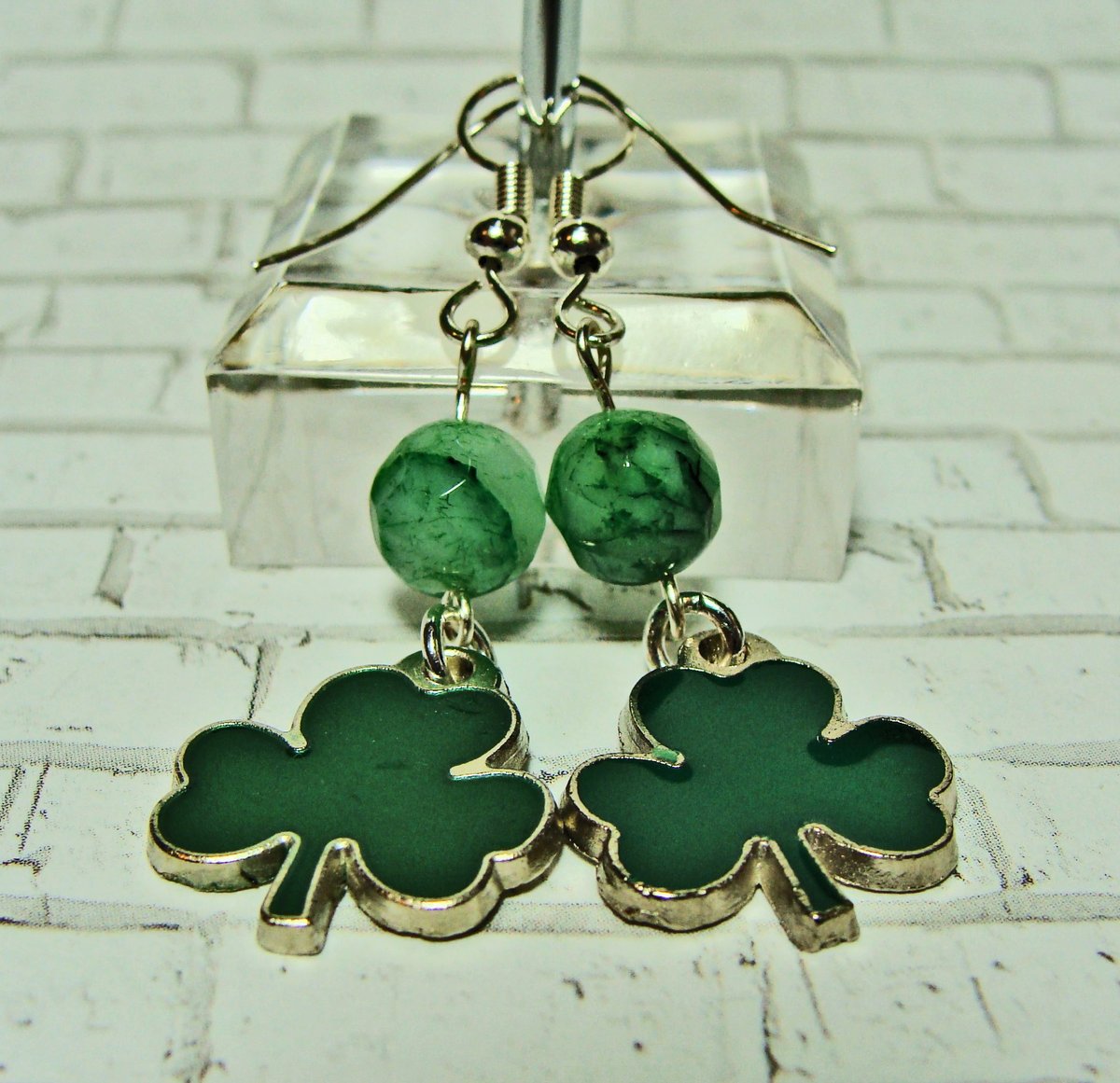 girliegals12's tweet photo. Luck of the Irish Dangle Earrings w Shamrocks &amp; Malay Jade Green Beads: https://t.co/2R73W35yIe #shamrock #shamrockearrings #greenearrings #jade #luckoftheIrish #StPatricksDayjewelry #dangleearrings #Irishfun #weargreen #giftsforher #etsyhandmadejewelry #etsyshop #shopsmallbiz https://t.co/PzEjibr2aA
