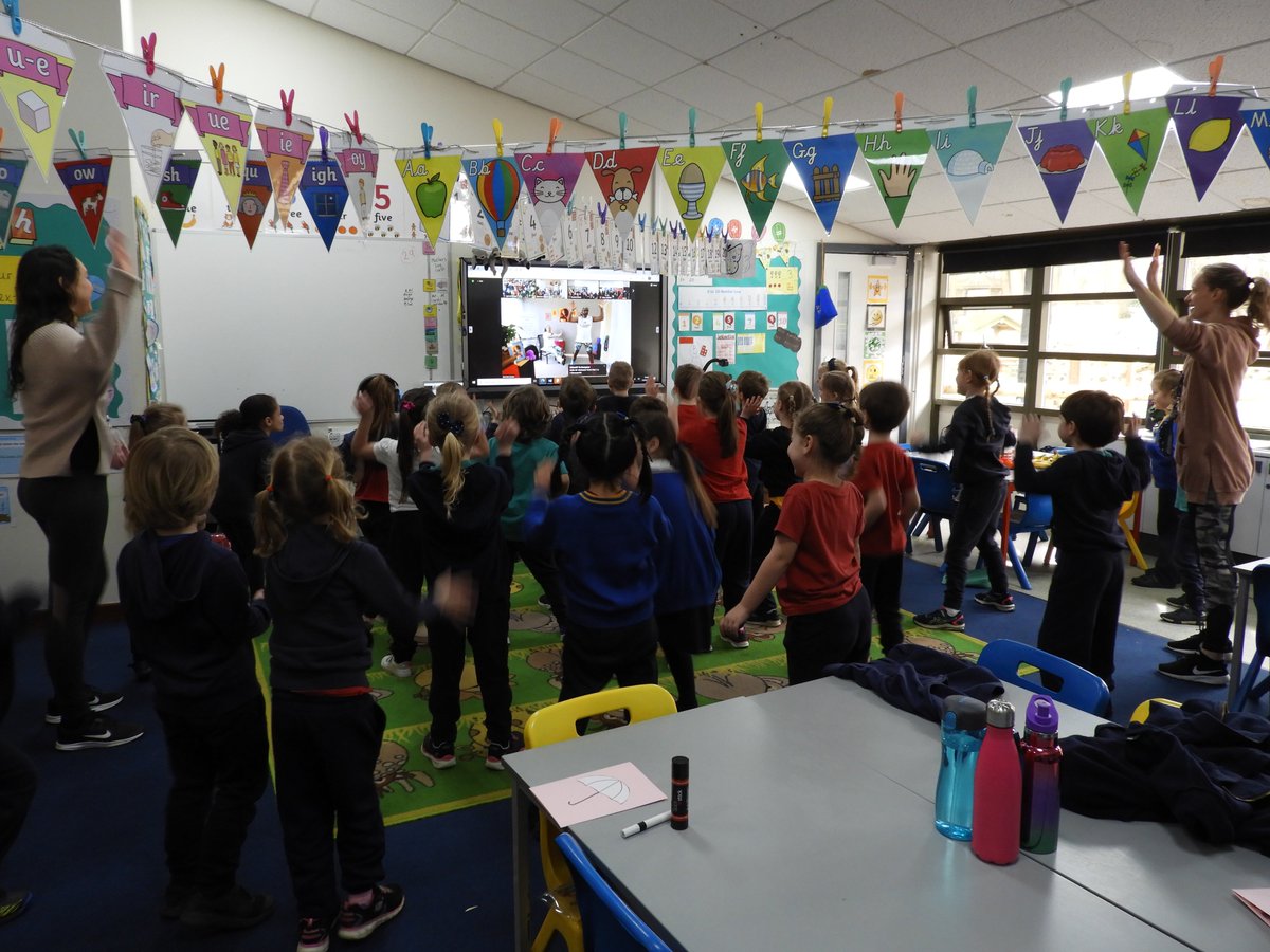 khskent's tweet photo. A huge thankyou to @MrMotivator for getting the school pumping and moving this morning! The energy was massive! Until next time, please! #sayyeah #classroomworkout #getmotivated #kentschools #fridayfeeling # https://t.co/jyvtKhCqVw