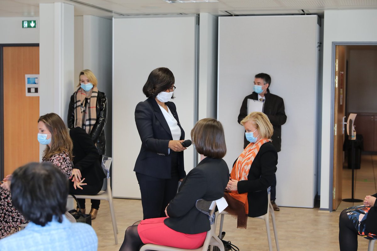 Prefet54's tweet photo. Le déplacement en Meurthe-et-Moselle d'@1ElisaMoreno se poursuit avec le lancement du cycle de déplacements du réseau #FemmesDuMEDEF à @VilleMaxeville. Des échanges riches avec des femmes dirigeantes sur l'#égalité professionnelle ! 👏 #1000possibles https://t.co/ImlvWwQELF