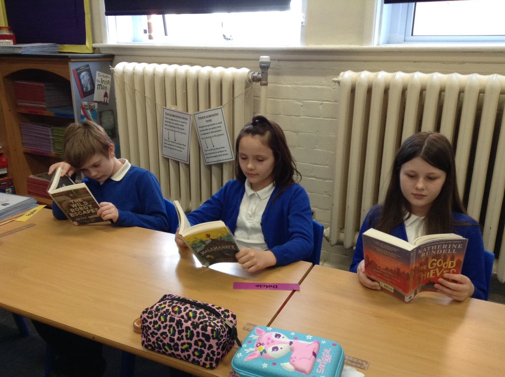latimerprimary's tweet image. #ClassER can't get enough our their new quality books! #LatimerReading #BookItLists #Bookworms 📚🌟