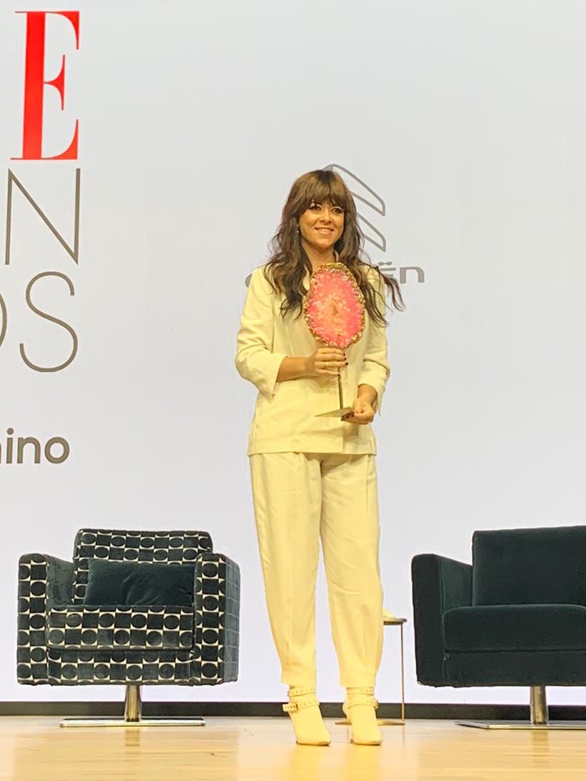 “El talento es como el agua, se cuela por todos los rincones y no entiende de barreras ni géneros” <a href="/vanesamartin_/">Vanesa Martin</a> Premio a la Música #ELLETalento <a href="/caixabank/">CaixaBank</a> #CaixaBank