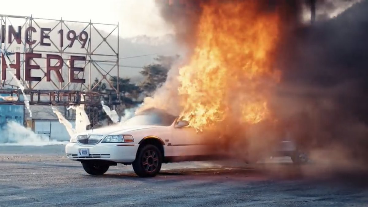 Uzivatel 𝒏𝒊𝒏𝒈子 Na Twitteru 車乗るし ハイジ風ブランコするし 夜のアメリカンな店の前で意味深な表情するし 結局車燃やす