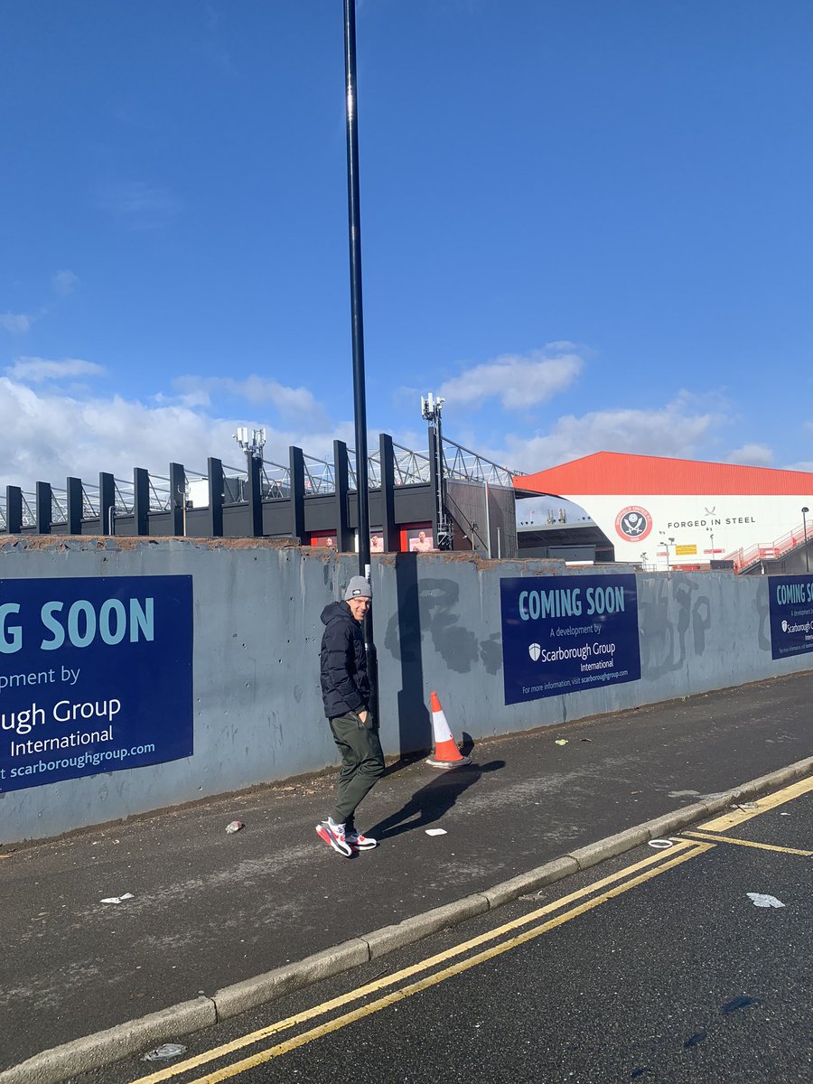 Joe Ironside Spotted Outside Bramall Lane. With only 1 year left on his contract there’s talk of a return #TwitterBlades #ReturnOfTheBlade #FlatBatty #WhatWouldYouDo