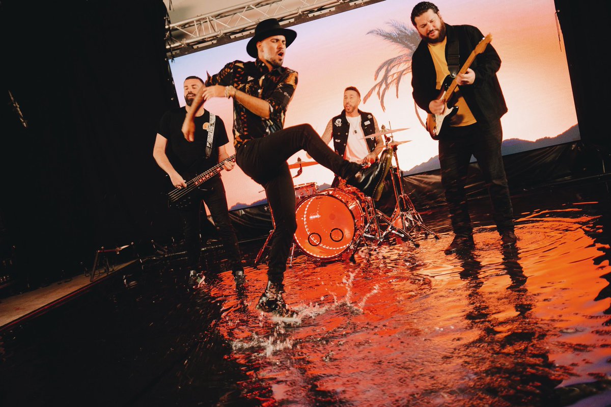 Esta semana hemos estado grabando el videoclip de la última de las colaboraciones por los 10 años y les advertimos que va a ser una auténtica locura 😍

¿Qué canción creen que será y con quién? 😬☀️🌴
⠀⠀⠀⠀⠀⠀⠀⠀⠀
<a href="/WarnerMusicES/">Warner Music Spain</a> <a href="/Darlalata/">Darlalata Entertainment contratacion@darlalata.net</a> <a href="/dannyobmor/">Danny O'Brien</a> @chocolatextv