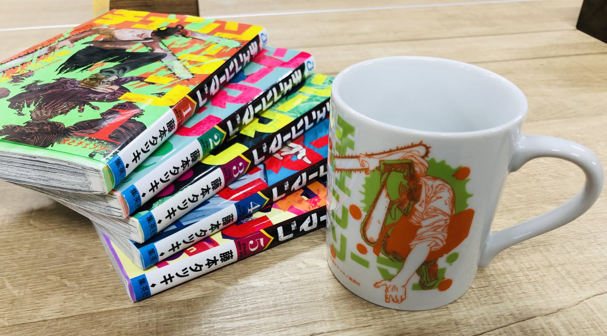 ジャンプショップ Jump Shop 公式 チェンソーマン フェア原作新商品情報 3 15 月 発売 チェンソーマン の作中にて 実際にデンジが使用しているマグカップを再現した デンジのマグカップ が登場 裏面にチェンソーマンもデザインされた