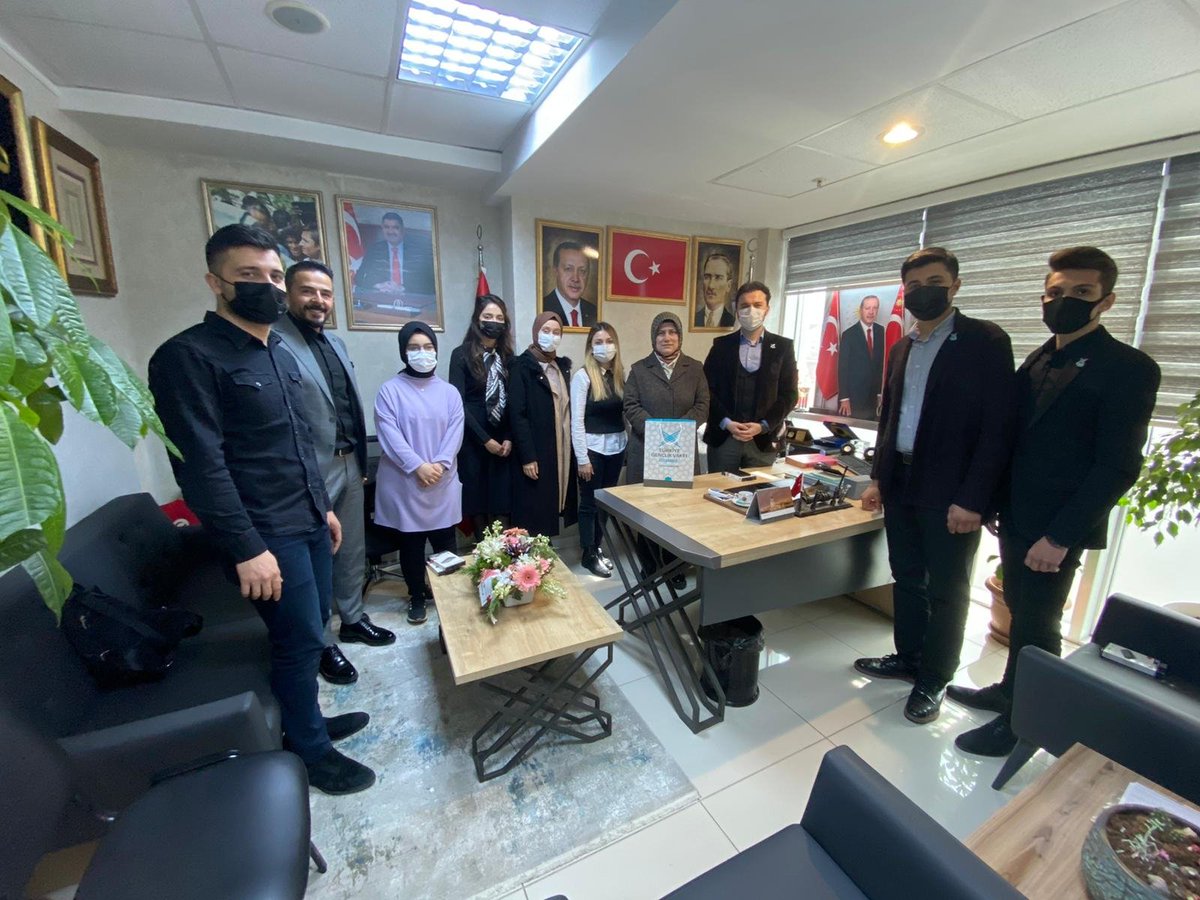 İlçe temsilcimiz İsmail Doğru ve yönetim kurulu üyelerimiz, AK Parti Ümraniye İlçe Başkanlığında, İlçe Başkanı Av. Mahmut Eminmollaoğlu ve Kadın Kolları Başkanı Hülya Taşçı'yı ziyaret ettiler. 
Başkanlarımıza, misafirperverliklerinden ve nezaketlerinden dolayı teşekkür ediyoruz.