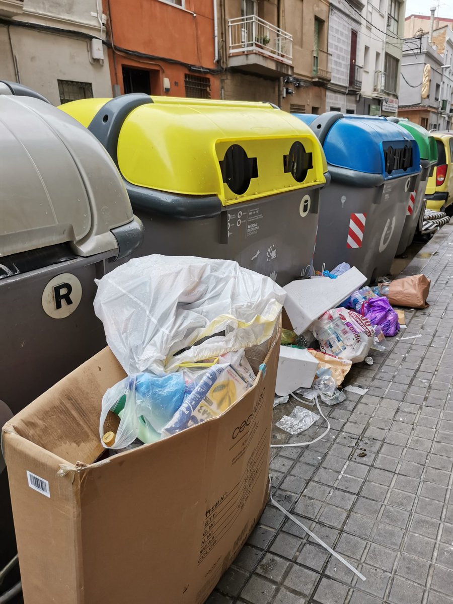 Neus54460379's tweet photo. Fa 7 anys que no podem obrir finestres per ventilar. NO ELS VOLEM! FORA CONTENIDORS AL CARRER CONQUISTA! #Badalona 
@Albiol_XG
@AjBadalona
@bdncom
@TotBadalona
@BDNOTIS
@SalutBDN #netegembadalona #limpiandobadalona
#percagarshi #pacagarse https://t.co/9D7mek37pZ