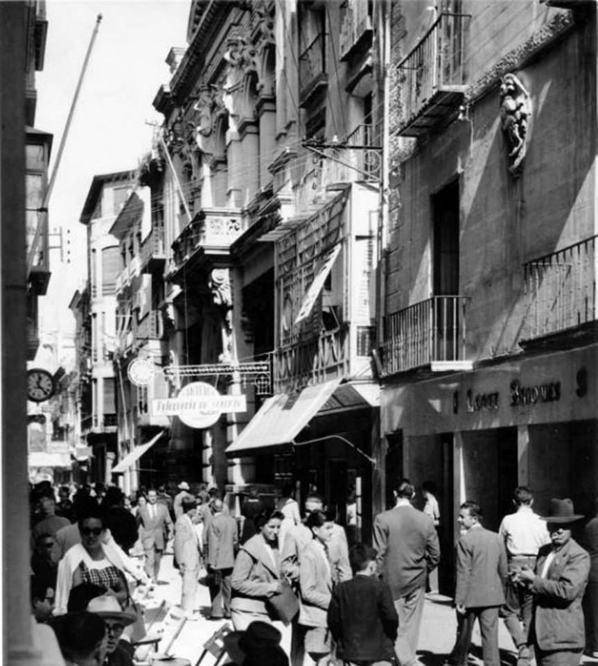 RealCasinoMur's tweet photo. Os invitamos a dar un paseo por la calle Trapería de las últimas décadas de la mano de Juan Antonio Martínez-Abarca. Fotografías de Ana Bernal. ¡Feliz domingo! 
https://t.co/0cL0HOy6iN
.
.
.
#Murcia #Traperia #CasinodeMurcia #RealCasinodeMurcia #Historia https://t.co/L12HG6iGuj