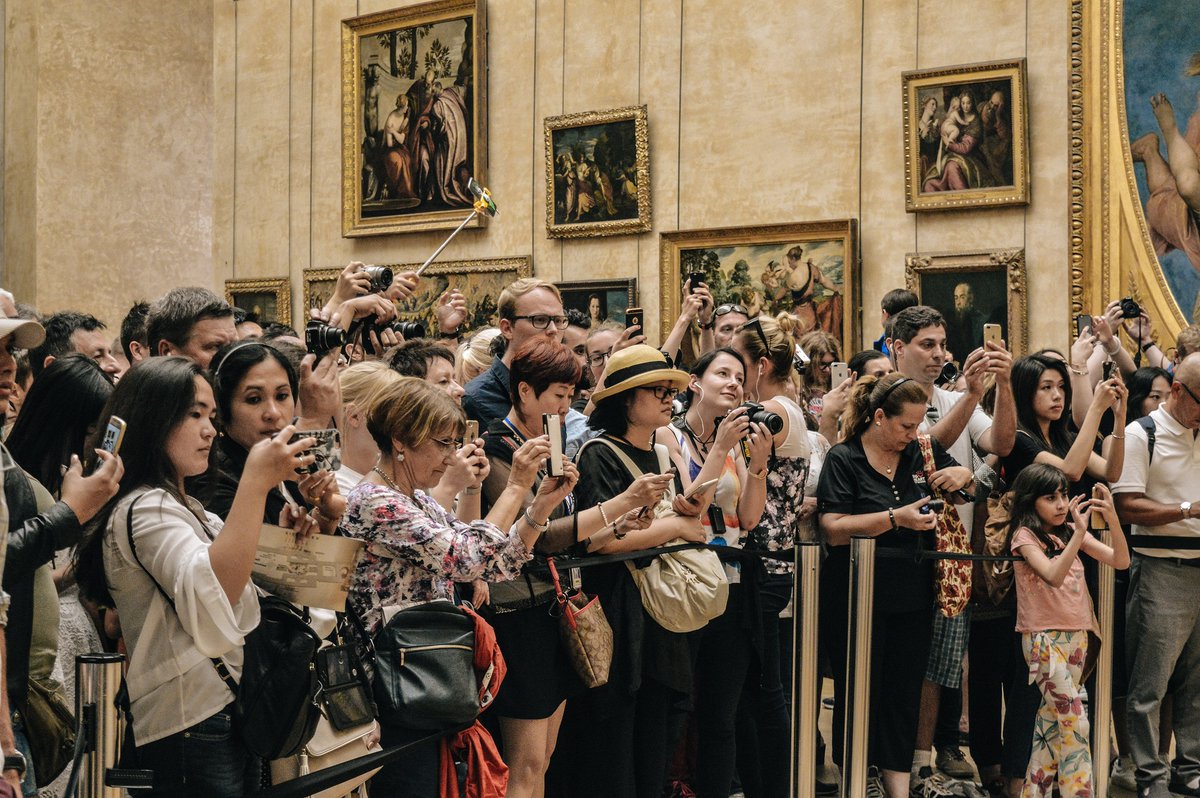 tuCpakoa's tweet photo. Prendre des photos au musée nous empêche de nous rappeler pleinement de ces moments.
Lorsqu’on prend en photo quelque chose, notre esprit "délègue" le travail de mémorisation et nos souvenirs sont moins marqués, contrairement à ce qu’on a juste regardé.

🔗https://t.co/RxORdn65nT https://t.co/4XFCrWClaa