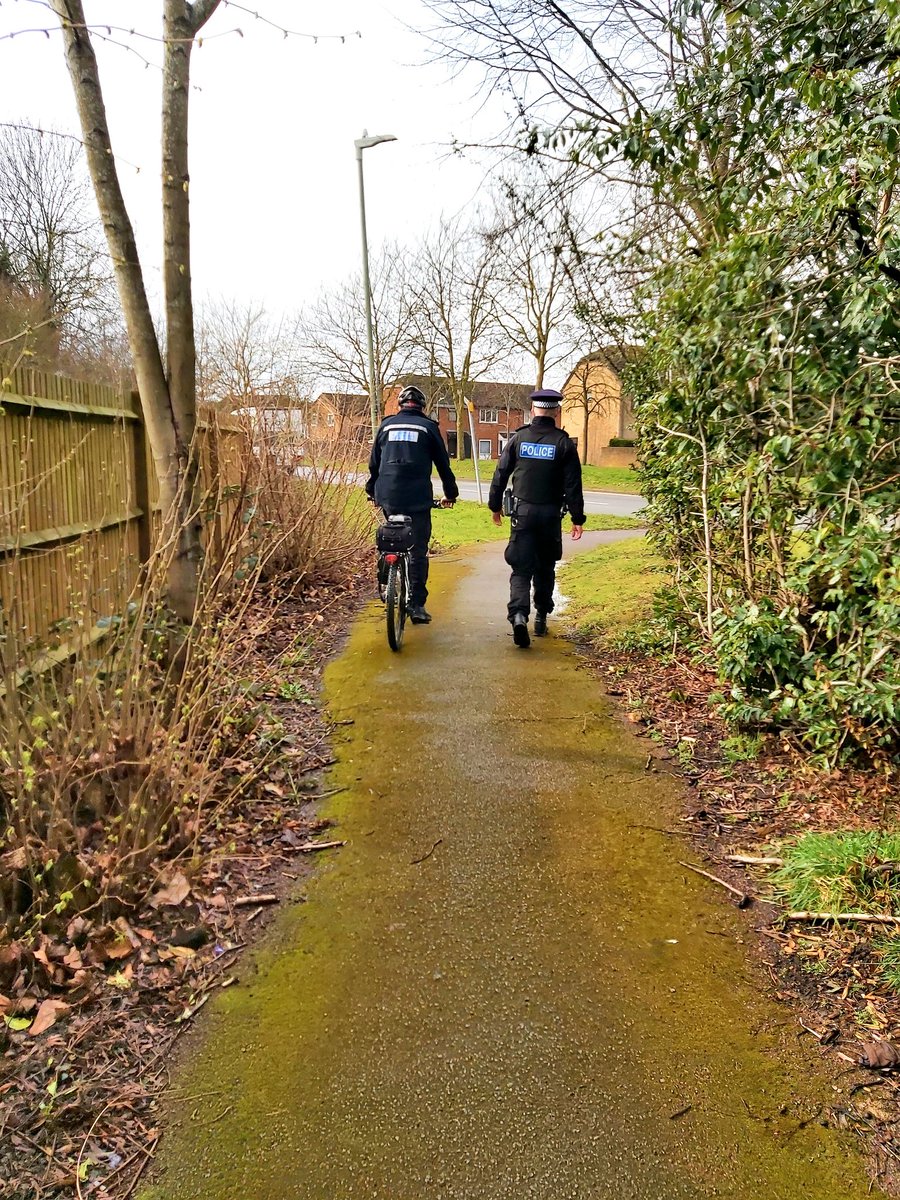 KentPoliceAsh's tweet photo. #CSUTaskingTeam and #AshfordTT are about again on cycle and foot patrol throughout #Victoria #Beaver and #Stanhope. Please report any #ASB via 101 or via https://t.co/wFLUgQFStU ๐ฎโโ๏ธ๐ฎ๐ผโโ๏ธ #KeepingYouSafe https://t.co/C6TuV4WIDJ