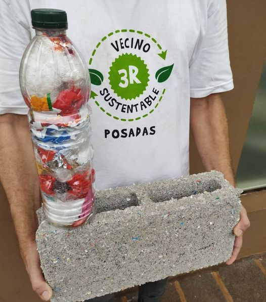Republica99's tweet photo. #Ecobloques comienza a elaborarse en Posadas.
Plástico de las "botellas de amor" molido y armado con un triturador de plástico donado por Plastimi. Funcionando en un galpón cedido por @VialidadMnes https://t.co/Jzadfqa5HT