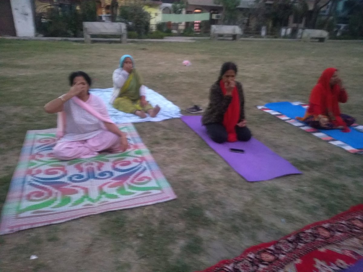 ओम जी 12/3/2021/आवास विकास किच्छा ऊधमसिंह नगर पूर्व में प्राणायाम योगाभ्यास कराती हुई हेमा बोरा ।समय प्रातः 5 बजे से 6:30बजे तक। करें योग रहें निरोग🙏🙏🌹🌹