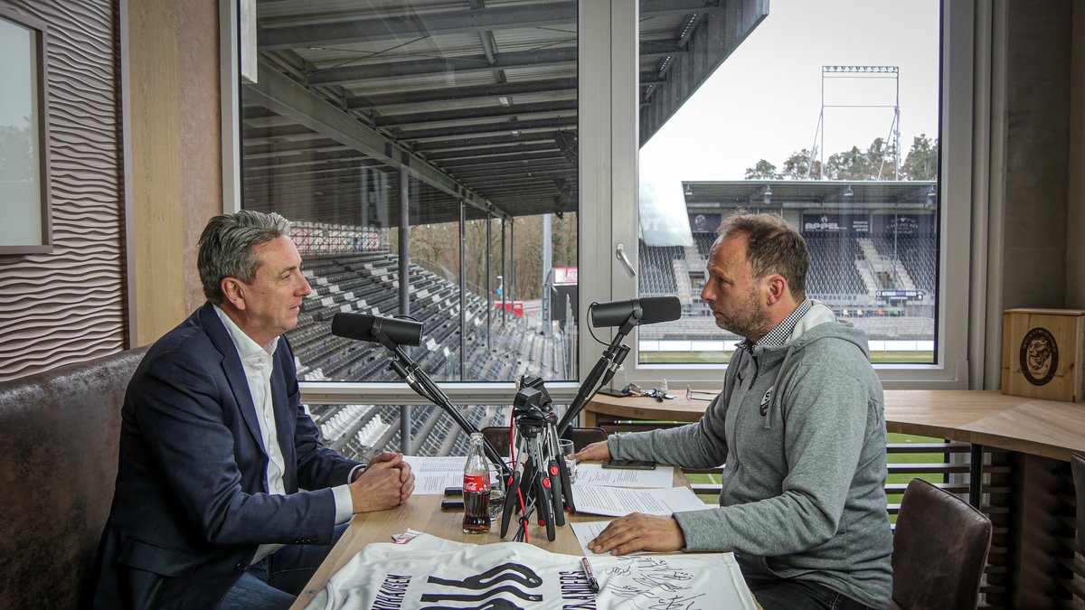 SV_Sandhausen's tweet photo. In der neusten Folge unseres Podcasts #echtundanders ist Jürgen #Machmeier zu Gast! 🎙️
In Teil 1 spricht der SVS-Präsident über die sportliche Situation, Beweggründe Trainern dieser Saison sowie Planungsszenarien der kommenden Spielzeit.
___________
#SVS1916 #WirEchtAnders https://t.co/HYZgmYpSWI